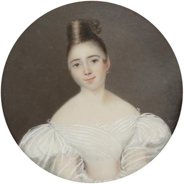 École FRANÇAISE vers 1830
Jeune femme coiffée d’un chignon et d’un accroche-cœur, en robe décolletée blanche à manches ballon.
Miniature sur ivoire, diam. 7,6 cm irrégulier
Cadre en bois bruni et visière de laiton doré, 14,2 x 13,8 cm