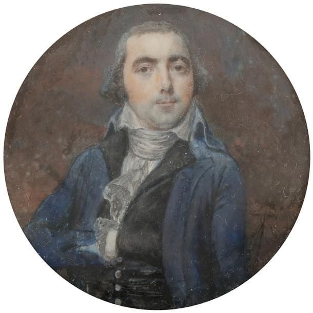 Portrait d’homme en costume bleu, gilet et cravate blancs, en buste vers la gauche
Miniature sur ivoire d’époque Empire, début XIXe siècle, ovale à vue 7,1 x 5,6 cm
Cadre en bois bruni et visière de laiton doré, 13,5 x 11,7 cm
Homme passant la main dans son gilet noir, à mi-corps en costume bleu, époque Empire
Miniature sur ivoire d’époque Empire, début XIXe siècle, diam. à vue : 5,3 cm
Cadre en bois noirci et visière de laiton doré, 11,1 x 11,1 cm
Portrait d’homme en costume noir, gilet et cravate blancs, en buste vers la gauche sur fond de paysage et de ciel nuageux, vers 1830
Miniature sur ivoire, ovale 6,8 x 5,5 cm (petite fente restaurée au bord droit)
Cadre en bois bruni et visière de laiton doré, 14,2 x 13,8 cm