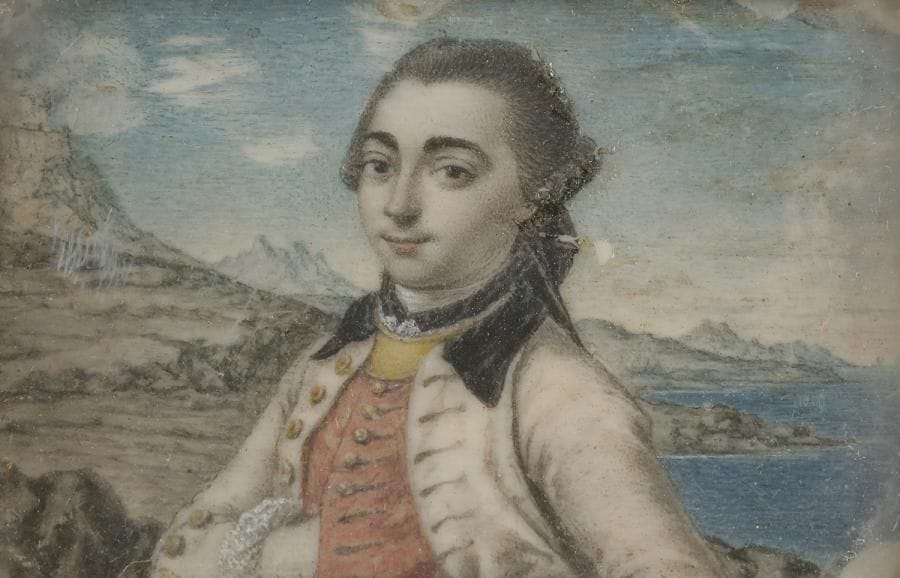 École FRANÇAISE du XVIIIe siècle
Portrait d’un homme en uniforme militaire blanc à collet noir et boutons dorés, hausse col, la main passée dans son gilet rouge, à mi-corps vers la gauche dans un paysage montagneux en bord de mer.
Miniature sur ivoire d’époque Louis XV, rect. à vue 4,1 x 5,8 cm (petites écaillures).
Dans un cadre en bois doré postérieur rect. 5,8 x 7,6 cm