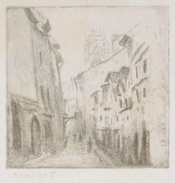 Camille Pissarro (1830-1903)
Une ruelle à Rouen (rue des Arpents). 1883. Eau-forte sur zinc. 122 x 123. Delteil 42. Belle épreuve sur vélin, annotée au crayon par l’artiste : « 1er etat n° 5 » (en réalité du 2e état, le ciel effacé – 8 ou 9 épreuves de cet état ayant été annotées « 1er état »), soigneusement lavée et montée par les bords du feuillet sous le passe-partout au moyen de papier gommé. Belle marges, légèrement réduites [185 x 245]. Tirage à une quarantaine d’épreuves. Cadre. 