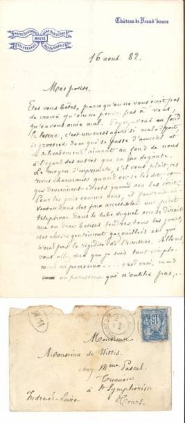 Edmond de GONCOURT (1822-1896). L.A.S., Château de Jeand’heurs (Meuse) 16 août 1882, au peintre Giuseppe De Nittis ; 2 pages et demie in-8 à adresse gravée, enveloppe.
   Jolie lettre, fort spirituelle : « au fond la lettre, c’est un messager si maladroit, si grossier de ce qui se passe d’amical et de délicatement aimant au fond de nous à l’égard des autres que ça me dégoute. Le moyen d’exprimer, s’il vous plait, ces riens charmants quand on se les dit, et qui deviennent idiots quand on les écrit. Pour les gens comme nous, il faudrait inventer dans des prix accessibles un petit téléphone dans le tube duquel on se dirait une ou deux bêtises tendres tous les jours, des choses gentiment gazouillées et qui n’ont pas la rigidité de l’écriture ». Il décrit avec amusement les curieux personnages qui habitent avec lui le château. Il en devient « mélancolieux, il me semble que je n’ai plus de génie du tout, mais du tout, et que même mon métier ne m’intéresse plus, et ça me parait pas drôle de vivre dans ces conditions et de passer à l’état d’un simple vieux monsieur »...