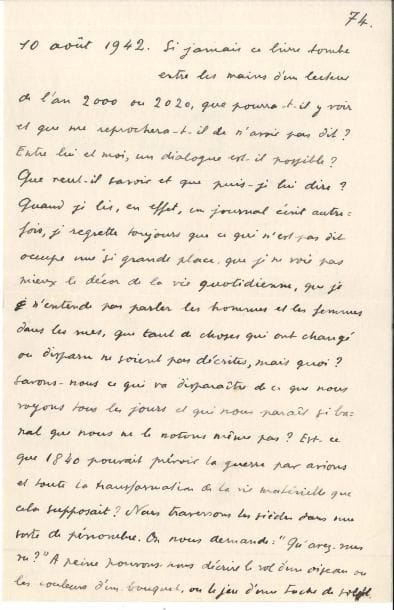 Julien GREEN. Manuscrit autographe, 10 août 1942 ; 1 page in-8.
   À propos de son Journal. « Si jamais ce livre tombe entre les mains d’un lecteur de l’an 2000 ou 2020, que pourra-t-il y voir et que me reprochera-t-il de n’avoir pas dit ? Entre lui et moi, un dialogue est-il possible ? Que veut-il savoir et que puis-je lui dire ? Quand je lis, en effet, un journal écrit autrefois, je regrette toujours que ce qui n’est pas dit occupe une si grande place, que je ne vois pas mieux le décor de la vie quotidienne, que je n’entende pas parler les hommes et les femmes dans les rues, que tant de choses qui ont changé ou disparu ne soient pas décrites, mais quoi ? […] Nous traversons les siècles dans une sorte de pénombre. On nous demande : Qu’avez-vous vu ? à peine pouvons-nous décrire le vol d’un oiseau ou les couleurs d’un bouquet, ou le jeu d’une tache de soleil ».