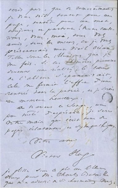 Victor HUGO. L.A.S., Hauteville House 26 mars [1866], à Pierre Véron, rédacteur en chef du Charivari ; 2 pages in-8, adresse.
   Belle lettre d’exil. « Je fais quelquefois un rêve ; je m’imagine que peut-être un jour toute l’étincelante légion d’esprits du Charivari aura la bonne idée de s’envoler par dessus la mer jusqu’à mon rocher. [...] Ma maison est sombre, c’est vrai, et ressemble un peu à la nuit, mais la nuit ne fait pas peur aux étoiles, et les ténèbres admettent les pléïades. Je ferais de Hauteville house un grand dortoir, et ma cuisinière bretonne rapporte quelquefois de la poissonnerie des monstres marins dont vous mangeriez. [...] je vous présenterais mon vieil Océan. Telles sont les illusions que je me fais. Si ces chimères pouvaient devenir une réalité, le cœur de l’absent s’épanouirait, cela me ferait l’effet d’une rentrée dans la patrie, et je serais un moment heureux »...