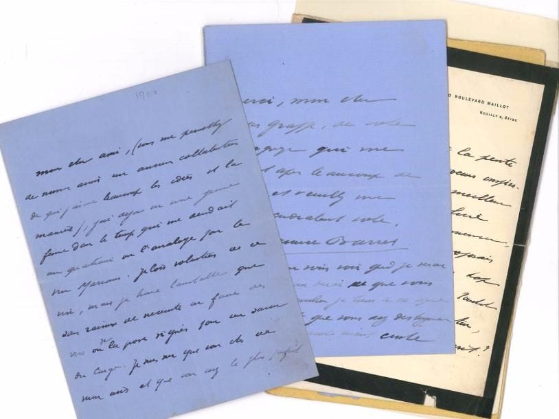 Maurice BARRÈS (1862-1923). 4 L.A.S., 1900-1916 ; 7 pages et demie in-8, 2 enveloppes.
   [23 septembre 1900], à Edmond Pilon : « j’ai déjà eu une jeune femme dans le temps qui me demandait un quatrain ou l’analyse pour le vin Mariani. […] Je suis sûr que vous êtes de mon avis et que vous avez le plus parfait mépris, intellectuel s’entend, pour ces dégradés qui boivent à la bouteille des pharmaciens et font les plaisantins dans ses volumes prospectus »… 13 octobre 1900, à Georges Grappe, le remerciant pour son témoignage « qui me parvient après beaucoup de détours »… 1er août 1903 : « Je ne résiste pas à la pente de vous dire que vos sœurs inspiratrices n’auront point de meilleur lecteur que moi. Ce petit livre que vous me paraissez commencer depuis des années je me proposais de l’écrire et j’en amassais trop lentement les matériaux. […] Vous m’aiderez à le rêver de plus près »… Paris 5 novembre 1916, à Georges Hoog : « Vous me dites ces choses charmantes, où je vois les éléments d’un article bien curieux, voulez-vous que je sois ainsi votre collaborateur ? »… On joint 3 envois et une carte de visite de Mme Barrès.