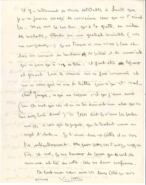 François MAURIAC. L.A.S. « F.M. », 28 septembre [1937 ?], à « mon cher petit Jacques » [le Père Jacques Laval] ; 2 pages petit in-4.
   « Non, vous ne devenez pas trop vieux. Je crois au contraire que vous êtes voué à l’enfance éternelle et que votre cœur d’enfant sera préservé des atteintes de la vie, par le contact même de ces plaies que vous n’approchez et que vous ne touchez qu’afin de les guérir ». Il a manqué de temps pour lui écrire : « Ma pièce [Asmodée] est entrée en répétition. Je m’occupe de faire renaître de ses cendres Sept (brutalement supprimé pour des raisons politiques). Je ne sais si j’y arriverai. Je ne suis pas trop loin du Seigneur ces temps-ci (relativement à d’autres moments). J’ai été à Lourdes et moi aussi j’ai dit Jacques… comme vous dites François… Il y a tellement de choses détestables à Lourdes que je n’ai jamais essayé de convaincre ceux qui ne l’aiment pas. Mais moi je sais bien qu’à la grotte, au milieu des malades, étendu sur mon grabat invisible (vous me comprenez…) je me trouve à ma vraie place et dans un courant de tendresse et de pitié et de miséricorde qui ne passe qu’à ras de terre : il faut être lépreux et gisant pour le recevoir sur sa face consumée et sur ce cœur qui ne cesse de battre pour ce qui est mal. Cher Jacques, ce qui me rassure c’est que j’aime aussi […] ce Jésus dont je n’aime pas parler non plus à ceux qui le jugent, qui le traitent comme un sujet d’étude… Je l’aime en ses prêtres et en vous très particulièrement. […] Je suis heureux de penser que le sort de mon âme est lié au vôtre. Cela me donne confiance »…
