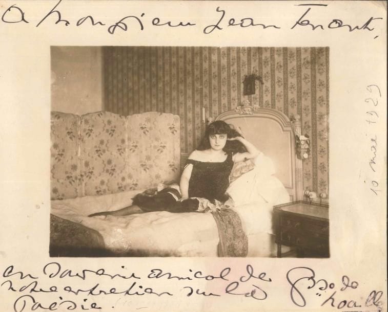 Anna de NOAILLES. 2 L.A.S., [1928] et s.d., à Jean Tenant ; 5 pages in-8, une adresse.
   Sur la poétesse Cécile Sauvage et son article Le Lyrisme de Cécile Sauvage (à paraître dans la revue de Tenant Les Amitiés en septembre 1928) : « Voici les pages que j’ai composées avec admiration, avec tendresse pour cette ombre émouvante que mon cœur a soudain bien devinée, – car je n’ai pas connu ce poète étonnant. […] ces pages devront paraître en tête de la brochure, sans tenir compte du rang alphabétique »… Dimanche. « Je suis très touchée que vous me parliez de mes vers avec amitié, quelquefois je les aime tant et quelquefois si peu, que je n’ai pas de force pour refuser des compliments qui me sont ou un plaisir ou un bienfait. Je travaille beaucoup en ce moment et je meurs de fatigue, les divines ampoules d’eau marine elles-mêmes ne me sauvent plus guère et je vais m’enfuir vers la Suisse. Non une Suisse libre et bondissante, mais un jardin de repos au-dessus de Territet »…
   On joint 2 photographies d’Anna de Noailles avec dédicaces a.s. à Jean Tenant.