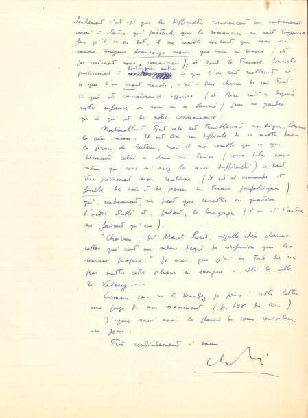 Claude SIMON (1913-2005). L.A.S., Paris 4 novembre 1957, à Émile Perez à La Goulette (Tunisie) ; 2 pages in-4, enveloppe (photographie jointe).
   Belle lettre sur le roman, à propos de Le Vent. Tentative de restitution d’un retable baroque. Il remercie pour la critique de son livre. « Chef d’œuvre, toutefois, me semble un bien grand mot. Certainement je crois avoir écrit un bon roman (sans quoi je n’aurais pas publié) mais […] je pense plutôt que, comme pour le vin, il faut attendre un peu pour voir si [les œuvres] vieillissent bien ». Il ne sait comment répondre à ses questions : « Se commenter soi-même est passablement ridicule. Toutefois divers critiques (sans doute après une lecture rapide) ont donné tant de fausses interprétations qu’il est peut-être bon de préciser certains points. […] Mon propos est résolument et essentiellement réaliste. Un peu, si vous voulez, comme celui des cubistes qui ont essayé de montrer en même temps un objet sous divers angles et ses divers aspects. Contrairement à mon ami Robbe-Grillet je pense que le roman consiste à raconter une histoire. Seulement c’est ici que les difficultés commencent car, contrairement aussi à Sartre qui prétend que le romancier en sait toujours plus qu’il n’en dit, il me semble évident que nous en savons toujours beaucoup moins que nous en disons […] et tout le travail consiste précisément à distinguer entre ce que l’on sait réellement et ce que l’on croit savoir. […] Naturellement tout cela est ambigu. Comme la vie même »… Son réalisme – qui, « évidemment ne peut que remettre en question l’ordre établi et, partant, le langage – doit probablement déconcerter ses lecteurs…