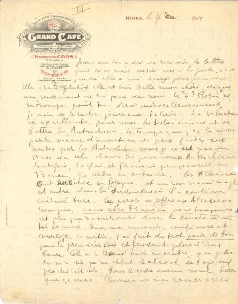 Guillaume APOLLINAIRE (1880-1918). L.A.S. « Guillaume », Nîmes 17 décembre 1914, à Lou, Louise de Coligny-Châtillon ; 2 pages in-4 à en-tête du Grand Café à Nîmes (infime manque marginal, petites fentes réparées).
   Belle lettre d’amour à Lou au début de la guerre.
   « Je viens mon Lou adoré de recevoir la lettre que tu as mise mardi soir à la poste […] elle est bien belle mon chéri, digne non seulement de toi mais de nous. Le Dr Robin ne se trompe point, tu écris merveilleusement. Je viens de lire les journaux italiens. La situation est excellente pour nous. Les Serbes viennent de battre les Autrichiens. Le Temps que j’ai lu aussi parle même d’ouverture de paix faite aux Serbes par les Autrichiens mais je n’ai pas vu trace de cela dans les journaux autrichiens. Toutefois Anglais et Français progressent en France, les Serbes en Autriche, les Allemands ont un échec en Pologne, et un sous-marin anglais est entré dans les Dardanelles où il a coulé un cuirassé turc. La parole de Joffre aux Alsaciens reconquis, vous êtes Français pour toujours est plus que rassurante dans la bouche d’un tel homme. Donc, mon amour, confiance et courage. Ce matin, j’ai fait du trot pour de bon pour la première fois et pendant plus d’une heure. Cela m’a donné mal au ventre, pas plus. On m’a dit qu’au début le cheval en tape-cul produisait cela. Pour le reste aucun mal. Pourvu que ça dure. […] L’adjudant qui est un homme charmant bien élevé, mais à cheval c’est le mot sur la discipline, m’a dit que pour la première fois que je faisais du trot ce n’était pas mal. En revenant, il m’a fallu panser le cheval, ce qui est embêtant. A 1 heure on nous a emmenés au loin dans la campagne, pour nous faire assister à du tir réel. C’est très émouvant. Comme à la guerre, disent nos s/officiers qui reviennent du front, comme à la guerre moins les risques. Après 14 km à pied pendant lesquels je pensais à toi qui aimes tant le footing, manœuvre du canon. En route, on chantait des chansons et chaque f