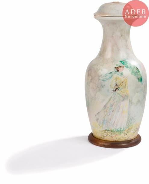 TRAVAIL MODERNE d'après Claude MONET (1840-1926) Femme à l'ombrelle tournée vers la droite Pied de lampe. Épreuve en céramique peinte polychrome. Base circulaire en bois. Signé SIMONELOU vers la base. H. totale 57 cm