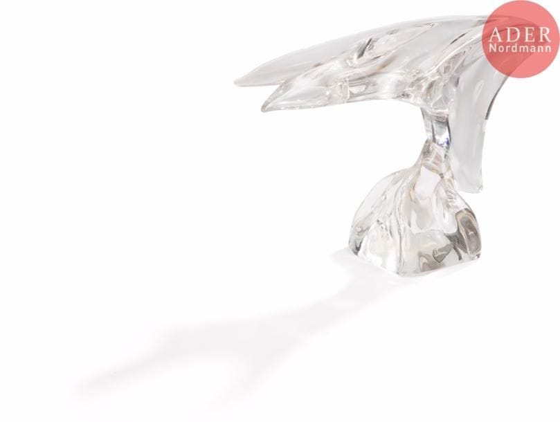 DAUM France Oiseau Sculpture. Épreuve en cristal soufflé et modelé à chaud. Signée DAUM France à la Croix de Lorraine en lettres cursives vers la base. Porte également un étiquette DAUM France et l'étiquette du magasin de détail C. Bondier à Lyon. H. 20 cm