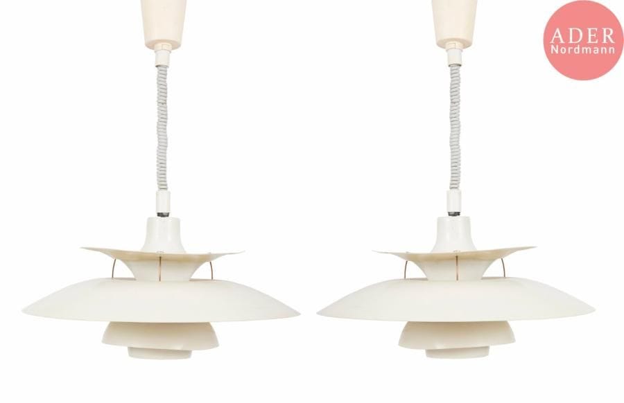 Poul HENNINGSEN (1894-1967) Designer & Louis POULSEN ÉditeurCharlottenborg PH 5, modèle créé en [1926]. Paire de suspensions, chacune composée de disques incurvés concentriques et de dimensions diverses, en métal laqué blanc, bleu et rouge à l'intérieur. Usures et torsions de certaines coupes en métal. D. 50 cm