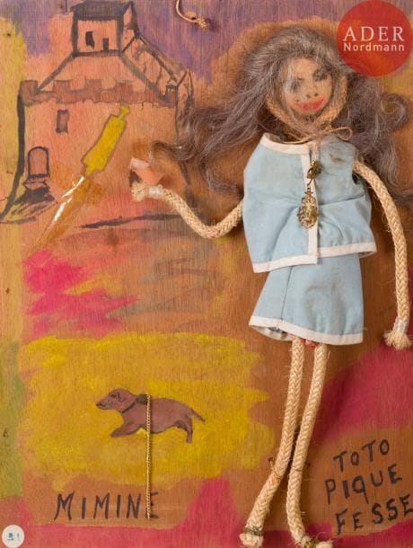 Geneviève CARBONETTO (XXe siècle)Toto pique fessePeinture et collage de poupée sur panneau.47 x 36 cm
