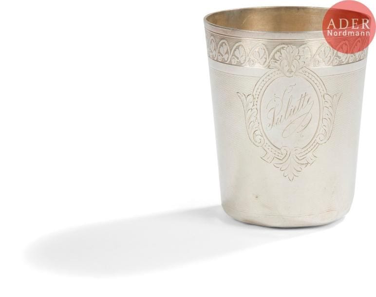 Deux timbales de collège à fond plat en argent, l’une gravée « Juliette », en l’état.
Poinçon minerve
Poids : 132 g