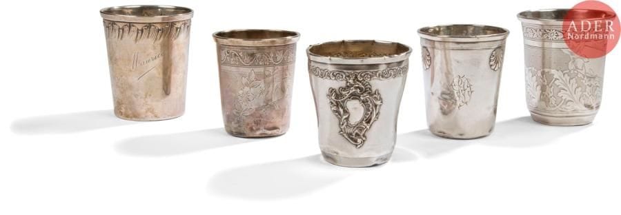 Lot de cinq timbales en argent à fond plat de collège. État d’usage.
Poinçon minerve
Différents orfèvres
Poids : 330,40 g