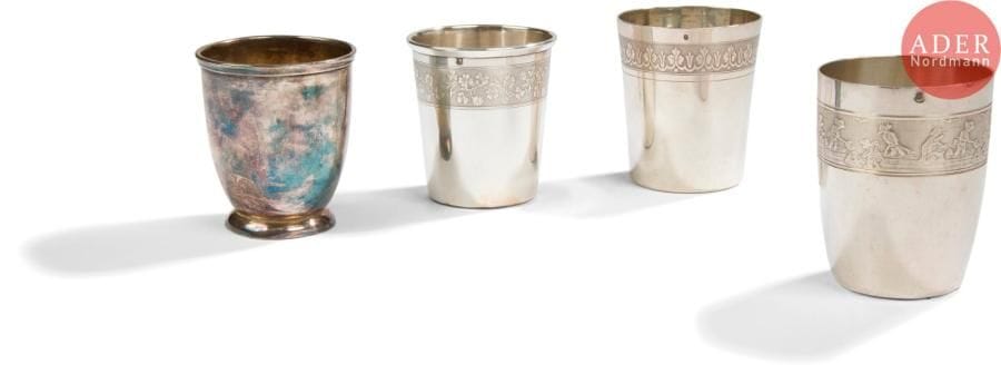 Lot de quatre timbales en argent à fond plat gravées ou non.
Poinçon minerve
Poids : 259,20 g