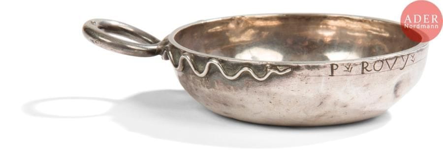 Tasse à vin en argent en argent, anse en anneau, gravée P. ROVY, poinçonnée au revers et sur l’anneau du maître orfèvre.
MOULINS milieu du XVIIIe siècle
Maître orfèvre : Claude SAULNIER cité MO en 1748
Poids : 67,30 g - diamètre : 7,8 cm