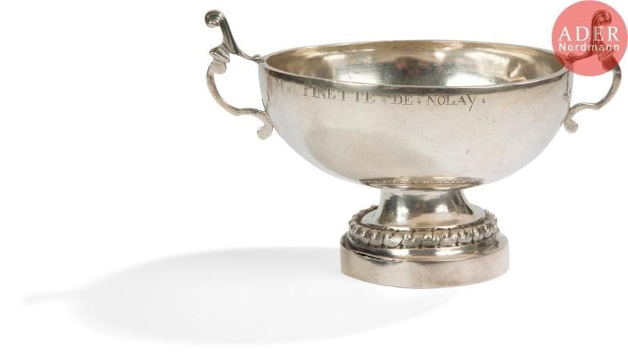 Coupe de mariage en argent reposant sur un piédouche mouluré au repoussé d’une frise de perles et d’enroulements amatis. La coupe gravée M. PINETTE DE NOLAY. Deux anses à deux points d’accroche enroulements et courbes. Déchirure au piédouche, pas de manque.
BEAUNE 1789
Pas de maître orfèvre
Poids : 218,30 g - hauteur : 8,8 cm - diamètre sans les anses : 13,2 cm