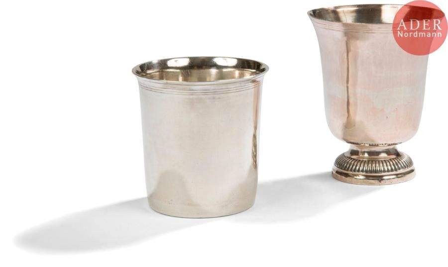 Deux timbales en argent l’une à fond plat l’autre sur piédouche à bordure de godrons gravée.
PARIS 1798 - 1809
Poids : 151,40 g