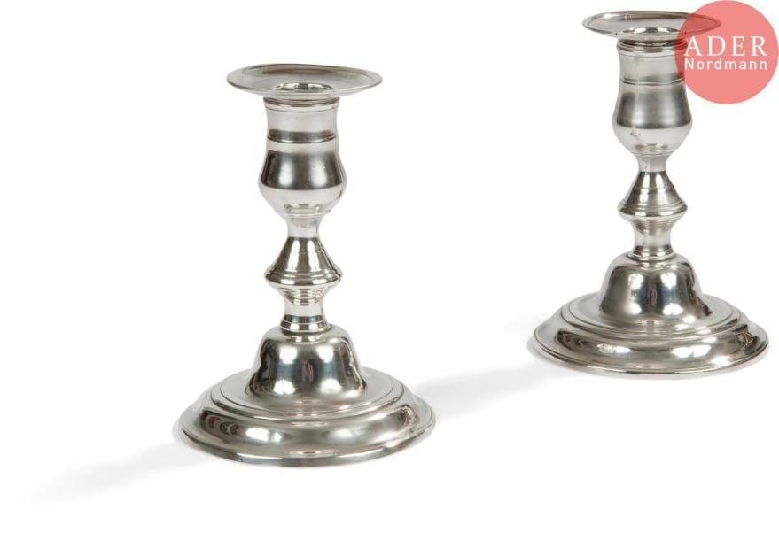 Paire de bougeoirs de toilette et leur bobèche en métal anciennement plaqué, réargenté.
France, XVIIIe siècle 
Hauteur : 13,9 cm - diamètre du pied : 9,8 cm