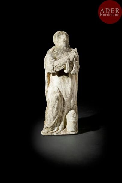France, fin du XVIe -début du XVIIe siècle
Marie -Madeleine au pied du calvaire
Sculpture en ronde bosse en granit
H : 84 cm
Usures d’usage et accidents liés à un emplacement en extérieur