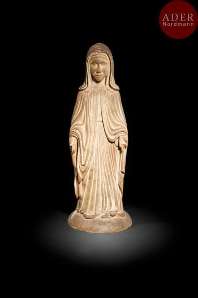 Vierge en bois sculpté et patiné. Debout sur un dôme, foulant le serpent de son pied gauche, Marie est vêtue d’une robe ceinturée et d’un manteau ouvert sur le devant formant des plis souples et verticaux.
Art populaire, XVIIIe / XIXe siècle
H : 58 cm
(légers manques)