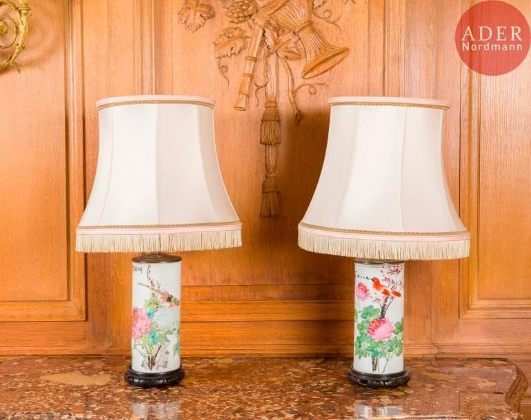 Chine, XXe siècle
Paire de vases rouleaux en porcelaine émaillée polychrome à décor d’oiseaux et poèmes. 
H : 27 cm
Montés en lampe