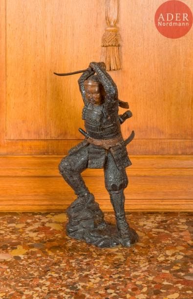 Europe, dans le gout japonais
Guerrier, groupe en bronze patiné. 
H : 44 cm