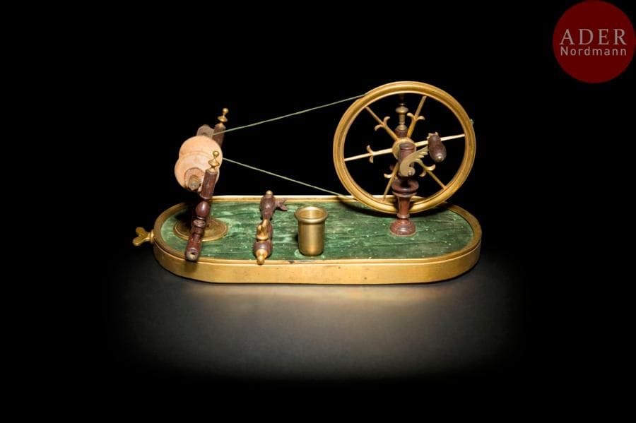 Rouet en bois tourné et bronze doré et bois tourné ; avec son étiquette ancienne de marchand mercier : Au métier couronné
XVIIIe siècle (accidents et manques)
H : 15 cm, L : 31 cm, P : 14 cm