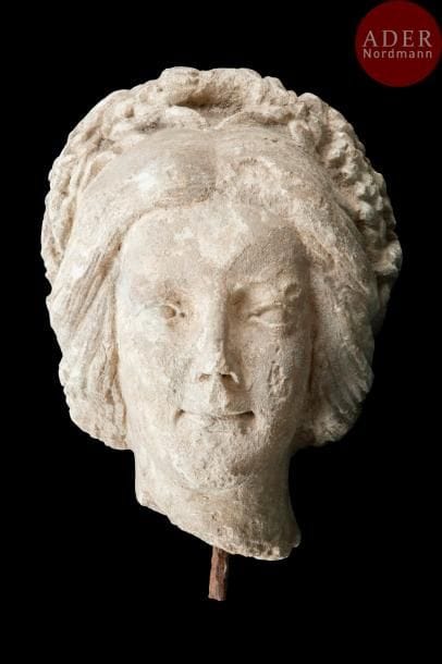 École française vers 1830
Tête de femme
Fragment en pierre calcaire
H. 45 cm
Usures, accidents et manques