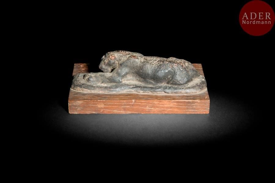 Antoine Louis Barye (1796 - 1875) attribué à
Jaguar au repos
Esquisse en cire
H : 4 x L : 15 x l : 5 cm ; repose sur une base en bois ; H : 1 x L : 15 x l : 9,7 cm
Porte une étiquette annotée « cire Barye et le n°226 » 

Cette esquisse pourrait être une étude préparatoire pour des modèles créés par Barye à la fin des années 1830 et au début des années 1840. Le Jaguar dévorant un agouti et le Jaguar couché tenant une tête de cheval correspondent en effet dans les grandes lignes de composition à cette esquisse. D’autres exemples de travaux préparatoires de Barye participant du même processus de création passant par une étude en cire du modèle vivant sont conservés au musée du Louvre (Cheval cabré, RF 1589 ; Tigre couché en sphinx, RF236 ou encore Tigre couché, RF237)

Œuvres en rapport : Jaguar dévorant un agouti et Jaguar couché tenant une tête de cheval ; Michel Poletti et Alain Richarme, « Barye, catalogue raisonné des sculptures », Paris, 2000, p.234 et 237, modèles référencés sous les n°A94 et A97