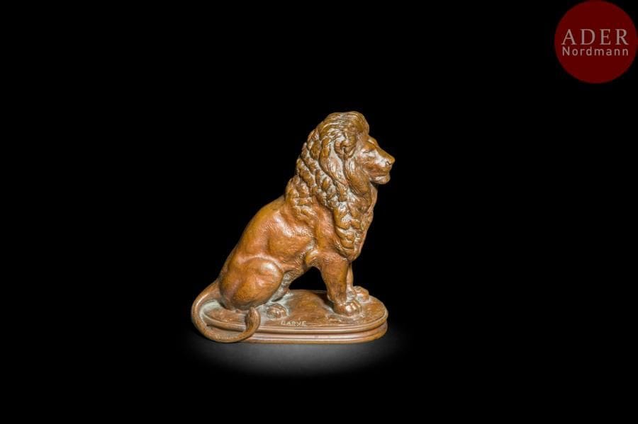 Antoine-Louis BARYE (1795-1894). 
Lion assis n°3
Épreuve en bronze à patine brun clair
Signé « Barye » sur la terrasse.
H : 18 cm et terrasse 15 x 7 cm

Bibliographie en rapport :
Michel Poletti et Alain Richarme, Barye, Catalogue raisonné des sculptures, Paris, 2000,  modèle répertorié sous le n° A 58, p.183