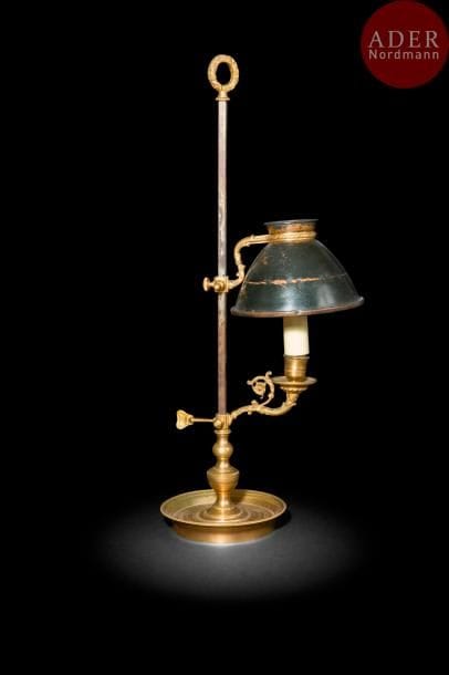 Flambeau-bouillotte en bronze verni, le fût en balustre à crémaillère et le bras à enroulement et rosace, l’abat-jour en tôle peinte.
Milieu du XIXe siècle
H : 51 cm 