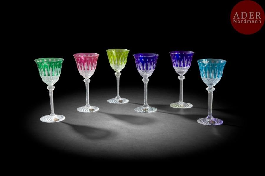 Six verres à pied de la Cristallerie de Saint Louis, en cristal teinté vert, bleu et rouge ; cachet au revers ; étiquettes et coffret d’origine).
XXe siècle.
H : 20 cm