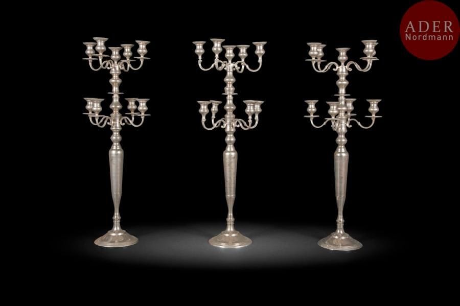 Trois candélabres à neuf lumières en métal argenté.
XXe siècle
H : 115 cm