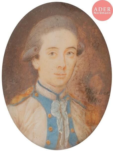 Alexandre ROCHER (1729 - après 1798).
Maître peintre de l’Académie de Saint-Luc à Paris, reçu en 1764, il fut auparavant peintre de figures à la manufacture de Sèvres ; on le pense actif à Lille et en Hollande pendant la Révolution. Il est représenté notamment au Musée des Beaux-arts d’Agen.
Portrait d’un lieutenant en 1780, en buste de trois-quarts à droite, en uniforme blanc à revers bleu, collet blanc passepoil bleu, boutons dorés, épaulette dorée et contre-épaulette dorée avec trace du cordon de soie rouge, cravate blanche à jabot de dentelle.
Miniature sur ivoire du XVIIIe siècle, signée et datée à droite : Rocher / 1780, ovale 3,7 x 2,9 cm, sur une broche en métal doré ovale, 4,5 x 3,6 cm (petite tâche ; plastique remplaçant le verre)
