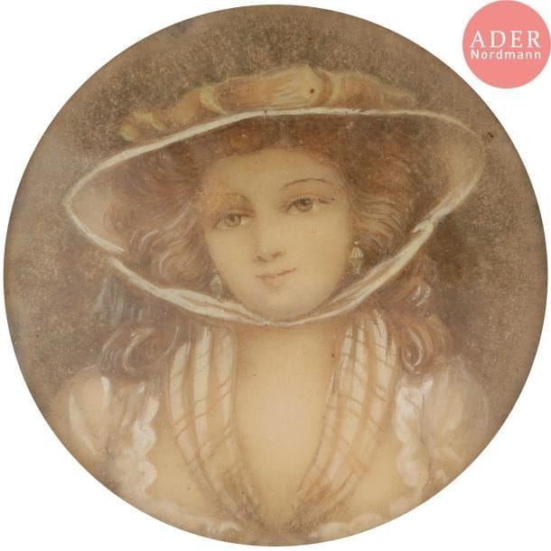 Réunion de huit miniatures sur ivoire :
Le roi Louis XVI, Marie-Antoinette, le dauphin, en brochette de profil à droite, diam. 5,8 cm, début du XXe siècle, cadre rect. en bois bruni, 12,4 x 12 cm (poussières sous le verre) [mettre celle-ci en avant en photo]
Le dauphin Louis XVII, signé à droite « Dury », diam. à vue 3,6 cm, début du XXe siècle, cadre rect. en bois à visière de laiton 10 x 10,2 cm
La reine Marie-Antoinette à la rose, d’après E. Vigée Le Brun, signé à droite (non déchiffré), diam. à vue 3,6 cm, début du XXe siècle, cadre rect. en bois à visière de laiton 10 x 10,1 cm
Madame Molé-Raymond au manchon, d’après Elisabeth Vigée Le Brun, diam. 7 cm, début du XXe siècle, cadre rect. en bois (fendu) à visière de laiton, 13,2 x 12,9 cm
Juliette Récamier d’après le tableau de François Gérard, signée à droite « David », début du XXe siècle, diam. à vue 5,6 cm (verre malade, mouillures), cadre rect. en bois à visière de laiton, 12,7 x 13 cm
Portrait de femme coiffée d’une capeline blanche, diam. à vue 5,5 cm, début du XXe siècle, cadre rect. en bois bruni, 12,4 x 12,4 cm
Portrait de femme à la coiffure bouffante, en buste vers la droite, diam. 3,9 cm, début du XXe siècle, cadre rect. en bois bruni, 11 x 10,3 cm
On y joint:
Portrait d’homme coiffé de mèches, à mi-corps de trois-quarts à gauche, costume noir et cravate à jabot, sur fond bleu
Miniature sur ivoire du début du XIXe siècle, ovale, à vue 5,9 x 4,7 cm
Au revers, émouvant manuscrit ancien à la plume : « Pourrait-on du père humain / Dont les traits sont ici derrière / Trouver en moi le benjamin / Si j’embrassais sa carrière ? »
Cadre rect. en bois vernis à visière de laiton doré (décollements ; cadre accidenté aux angles, verre malade)