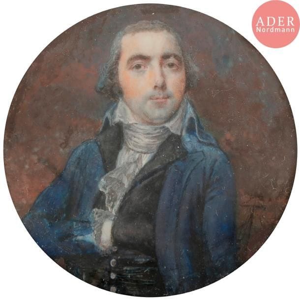 Portrait d’homme en costume bleu, gilet et cravate blancs, en buste vers la gauche
Miniature sur ivoire d’époque Empire, début XIXe siècle, ovale à vue 7,1 x 5,6 cm
Cadre en bois bruni et visière de laiton doré, 13,5 x 11,7 cm
Homme passant la main dans son gilet noir, à mi-corps en costume bleu, époque Empire
Miniature sur ivoire d’époque Empire, début XIXe siècle, diam. à vue : 5,3 cm
Cadre en bois noirci et visière de laiton doré, 11,1 x 11,1 cm
Portrait d’homme en costume noir, gilet et cravate blancs, en buste vers la gauche sur fond de paysage et de ciel nuageux, vers 1830
Miniature sur ivoire, ovale 6,8 x 5,5 cm (petite fente restaurée au bord droit)
Cadre en bois bruni et visière de laiton doré, 14,2 x 13,8 cm