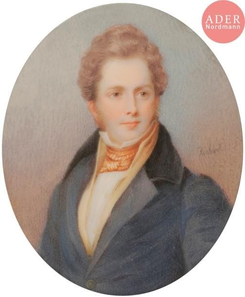 Portrait d’Homme élégant, de trois-quarts à gauche, la tête vers la droite, les cheveux blonds ondulés, en costume gris, gilet jaune, cravate orangée
Miniature sur ivoire de la fin du XIXe-début du XIXe siècle ; porte une signature à droite : Rochard
ovale à vue 8,2 x 6,5 cm
Cadre plaqué noir à filet d’ivoire du XIXe siècle, rect. 11,5 x 10 cm (petit manque)