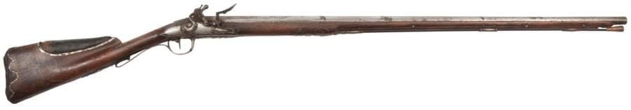 Fusil de chasse à silex
Canon rond à pans au tonnerre, gravé, ciselé de rinceaux, d’un soleil et de trophées d’armes. 
Platine signée « Simon Arquebusier du Roy Breveté de Mg Comte d’Artois à Paris ». Garnitures en fer découpé, ciselé. Crosse en noyer à joue et couche en cuir. Baguette en fanon à embout en corne.
E.M. (cassure au col de crosse réparée anciennement par renfort Métal). Vers 1780.