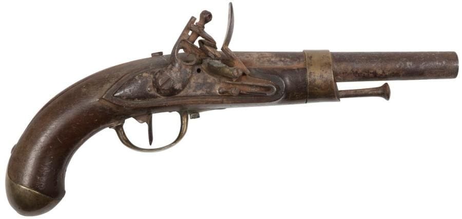 Pistolet d’arçon à silex modèle An XIII 
Canon rond, à pans au tonnerre, avec poinçon de Liège. 
Platine à corps plat et chien à corps rond. Garnitures en laiton. 
Crosse en noyer. Baguette en fer. 
Dans l’état.