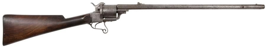 Carabine revolver Lefaucheux à broche, six coups, calibre 20 
Canon rond à la bouche, avec tenon de baïonnette, à pans, avec hausse, poinçonné au tonnerre « E. LEFAUCHEUX ».
Canon, barillet et garnitures en fer gravé de feuilles de vigne. Crosse en noyer tigré. 
A.B.E. (Petites piqûres uniforme). Vers 1870.