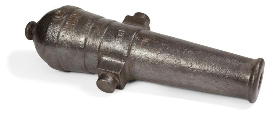 Fort tube de canon en fonte de fer calibre 40 mm, numéroté et marqué « Buckau Magdeburg » 
Longueur. : 62 cm - Largeur : 27 cm 
Pièce de fouille. Fin du XIXe siècle. 