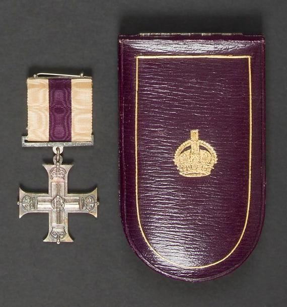 GRANDE-BRETAGNE
MILITARY CROSS, créé en 1914.
Métal argenté. Ruban à épingle basculante.
Hauteur : 42 mm 
Dans son écrin recouvert de papier façon maroquin mauve, frappé de la couronne britannique.
SUP. Règne de Georges V.
