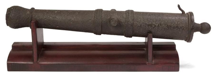 Petit canon en fonte de fer
Fût à deux tourillons, lumière enclouée. 
Présenté sur support en bois. 
57 x 12 cm 
Pièce de fouille. Début du XIXe siècle. 