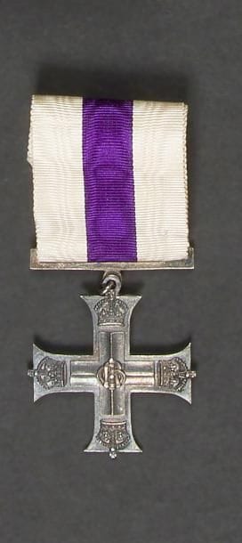 GRANDE BRETAGNE
MILITARY CROSS, créé en 1914.
Argent. Poinçon tête de sanglier. Ruban. 
45 x 42 mm - Poids brut : 22 g
SUP 1ère G.M. 