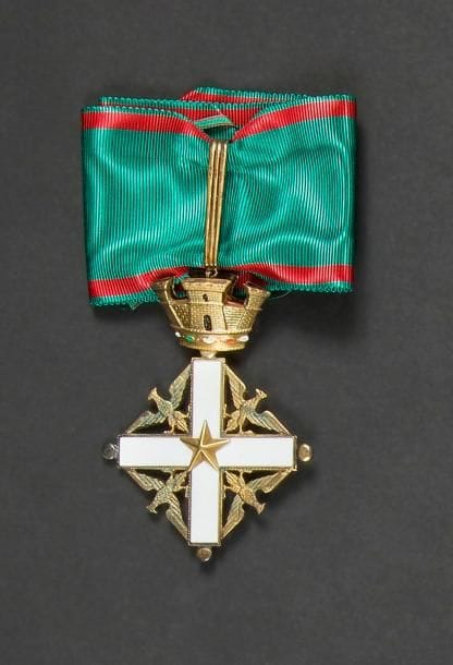 ITALIE
ORDRE NATIONAL DU MÉRITE, institué en 1951.
Croix de commandeur. 
Vermeil et émail. Cravate.
75 x 58 mm - Poids brut : 31 g
Dans son écrin de Cravanzola avec rosette.
T.T.B. 