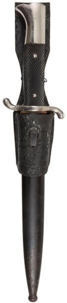 Couteau de fascine des pompiers 
Monture en métal nickelé. Poignée à plaquettes d’ébonite noire quadrillé. Lame à dos, contre tranchant et gouttière de « EVS Horster ». Fourreau en tôle de fer. Gousset en cuir.
B.E. (sauf gousset). 1935/1945.