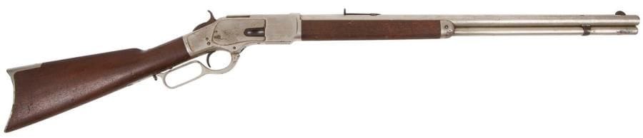 Carabine Winchester modèle 1873, calibre 44. 
Canon rond de 60 cm avec marquages « King’s Improvment ». Finition nickelée. 
Longueur totale : 110 cm 
Catégorie C à déclarer. 
N°20863
