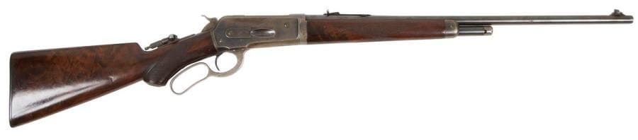 Carabine Winchester modèle 1886, calibre 33 WCF. 
Canon de 58 cm. Finition bleuie patinée. Boitier de culasse gravé anciennement « LK ». Chargeur tubulaire frappé « PAT JUNE 6 1893 ». Queue de culasse avec dioptre. Crosse en beau noyer marbré. 
Longueur totale : 107 cm 
Catégorie C à déclarer. 
N°146285
