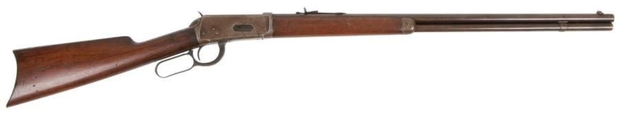 Carabine Winchester modèle 1894, calibre 38-55. 
Canon de 64,5 cm. Finition bronzée patinée. Crosse en noyer. 
Longueur totale : 111 cm 
Catégorie C à déclarer. 
N°88687